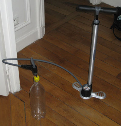 Pompe à vélo équipée d'un manomètre